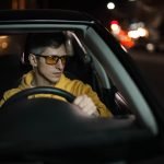 Homem usando lentes Night Drive amarelas para dirigir à noite